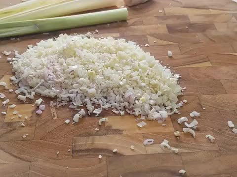 chopped-lemongrass chopped-lemongrass